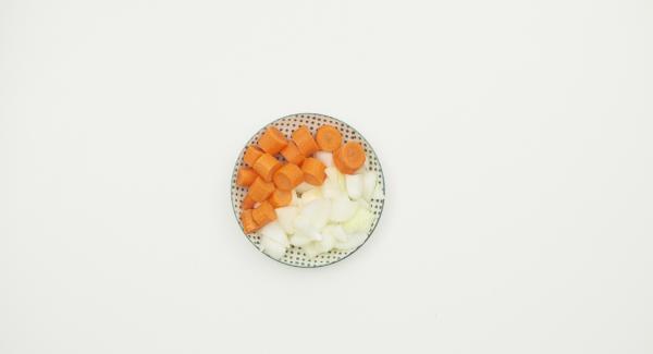 Pelar y picar las cebollas y las zanahorias y reservar. Colocar la olla en el Navigenio a temperatura máxima (nivel 6). Encender el Avisador (Audiotherm), colocarlo en el pomo (Visiotherm) y girar hasta que se muestre el símbolo de “chuleta”..