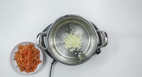 Poner las cebollas y el ajo restantes en una olla.Tapar con la Tapa Súper-Vapor (EasyQuick) con el aro de sellado de 24 cm. y colocar la olla en el Navigenio a temperatura máxima (nivel 6). Encender el Avisador (Audiotherm), colocarlo en el pomo (Visiotherm) y girar hasta que se muestre el símbolo de “chuleta”.