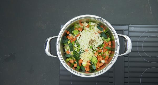 Poner los pollos y el resto de los ingredientes en la olla. Tapar con la Tapa Rápida (Secuquick Softline).