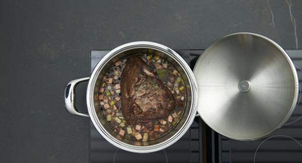 Saltear las verduras en la misma olla. Añadir la salsa de tomate y remover. Incorporar nuevamente la carne y verter el adobo y el caldo de carne.