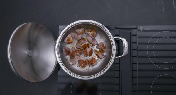 Cuando el Avisador (Audiotherm) emita un pitido al llegar a la ventana de “chuleta”, bajar la temperatura y freír la carne por todas partes. Añadir la mezcla de cebolla y freír brevemente.