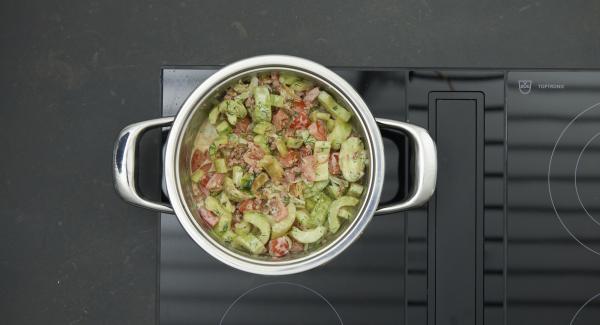 Añadir la crema agria, el eneldo y los dado de tomate. Remover bien y sazonar al gusto con sal, pimienta y vinagre de vino blanco.