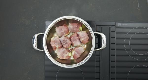 Tapar, ajustar el Avisador (Audiotherm) y girar hasta que aparezca el símbolo de "chuleta". Al alcanzar los 90 °C, dar la vuelta a la carne, volver a taparla y freír por el otro lado hasta alcanzar nuevamente los 90ºC.