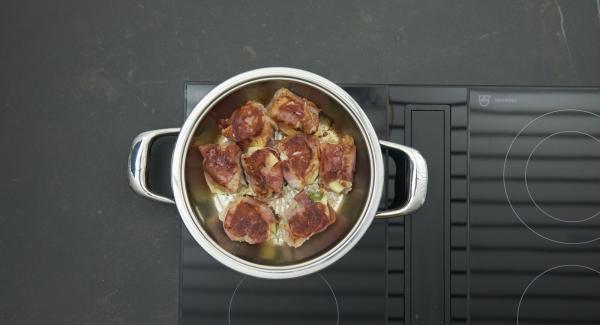 Tapar, ajustar el Avisador (Audiotherm) y girar hasta que aparezca el símbolo de "chuleta". Al alcanzar los 90 °C, dar la vuelta a la carne, volver a taparla y freír por el otro lado hasta alcanzar nuevamente los 90ºC.