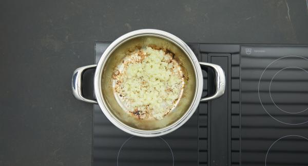 Retirar los medallones y reservar manteniendo caliente. Dorar la mezcla de manzana y cebolla y desglasar con el caldo. Cocinar a fuego lento durante unos minutos.