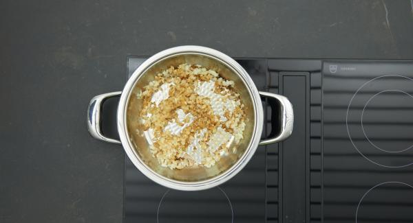 Retirar los medallones y reservar manteniendo caliente. Dorar la mezcla de manzana y cebolla y desglasar con el caldo. Cocinar a fuego lento durante unos minutos.