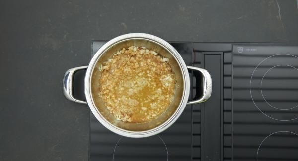 Retirar los medallones y reservar manteniendo caliente. Dorar la mezcla de manzana y cebolla y desglasar con el caldo. Cocinar a fuego lento durante unos minutos.