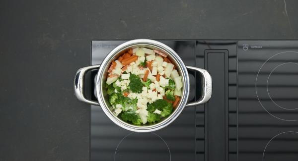 Al final del tiempo de cocción, añadir la nata líquida, la sal y la pimienta. Espolvorear con el queso de oveja.