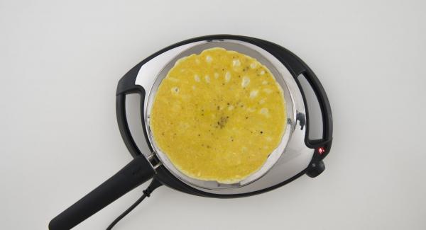 Bajar la temperatura del Navigenio (nivel 2), verter la mezcla de huevo y cocinar durante unos minutos.
