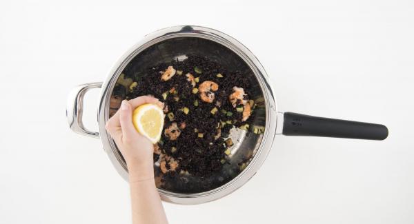 Cuando el Avisador emita un pitido al finalizar el tiempo de cocción de la olla, colocarla con la Tapa Rápida en una superficie resistente al calor y dejar despresurizar. Luego, incorporar el arroz a la sartén, mezclar, sazonar con el zumo de limón y el aceite virgen extra. servir caliente o frio, según se desee.