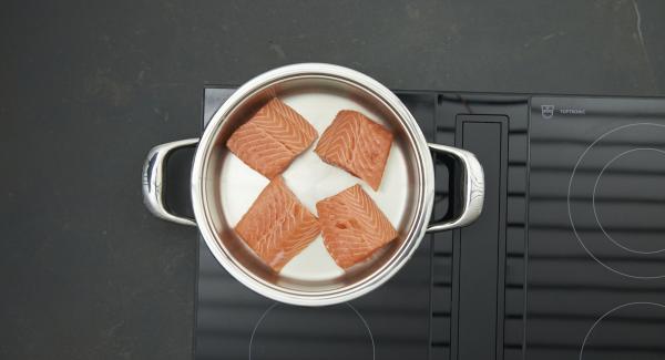 Cuando el Avisador emita un pitido al llegar a la ventana de “chuleta”, bajar la temperatura y colocar el salmón en la olla.