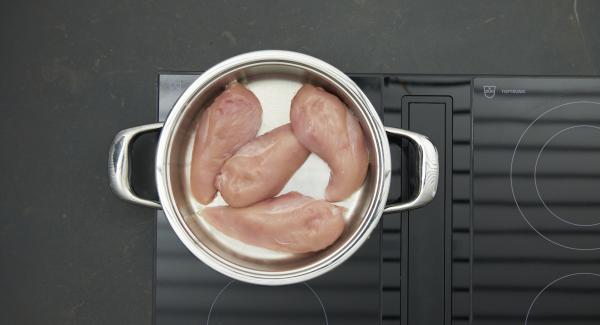 Colocar las pechugas bien secas en la olla, presionar un poco. Tapar y dorar con la ayuda del Avisador hasta alcanzar la tempeatura de los 90º C.