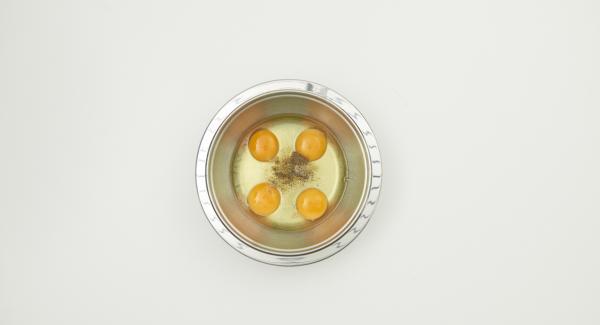 Sazonar los huevos con sal y pimienta y batir con un tenedor. Añadir las gambas y el cebollino.