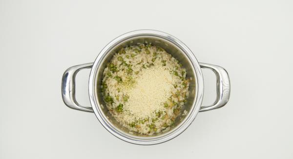 Añadir el queso parmesano, el aceite de oliva y sazonar al gusto.