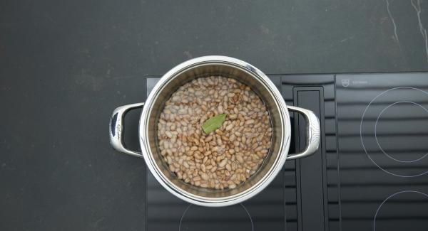 Remojar las judías toda la noche en abundante agua fría. Escurrir el agua de remojo, enjuagar las judías, poner en una olla con 750 ml de agua fresca y hoja de laurel. Tapar con la Tapa Rápida, Secuquick..