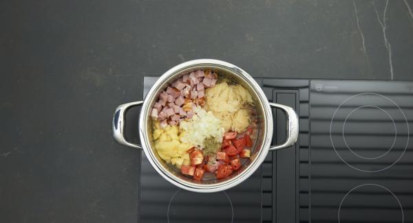 Despresurizar la Tapa Rápida pulsando el botón amarillo y retirar. Añadir los otros ingredientes y el chucrut a las judías- Sazonar con sal y pimienta.