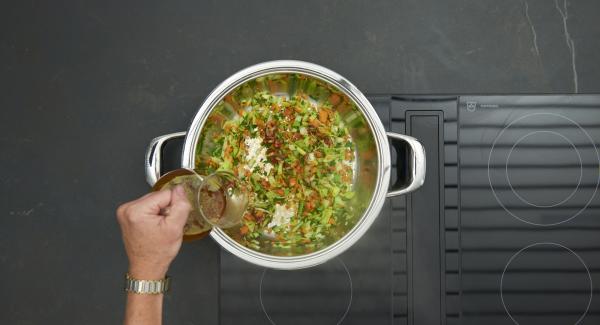 Retirar las albóndigas, freír la cebolla y las verduras picadas. Agregar el tomate concentrado y el caldo. Dejar reducir unos minutos.