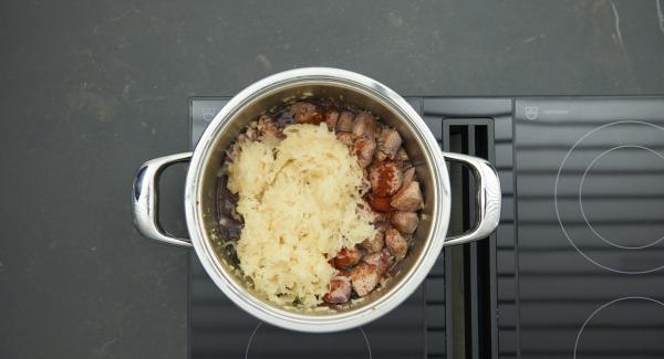 Sazonar con sal y pimienta, añadir el pimentón en polvo y saltear brevemente. Añadir el vino tinto y el chucrut.