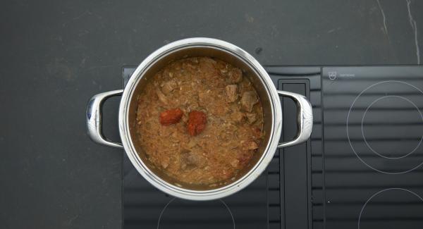 Incorporar la salsa de pimientos asados (el Ajvar) y sazonar al gusto. Servir el goulash con la salsa de queso.