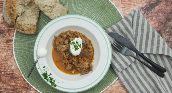 Incorporar la salsa de pimientos asados (el Ajvar) y sazonar al gusto. Servir el goulash con la salsa de queso.