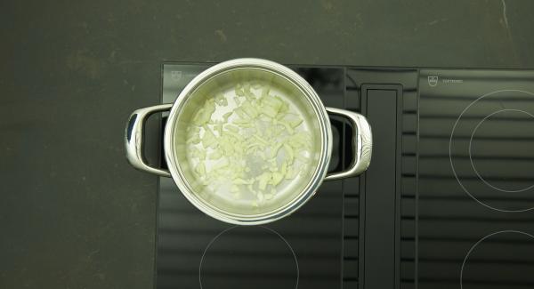 Picar los pepinillos y cortar la anchoa en trozos pequeños. Pelar la cebolla, cortarla en dados pequeños y ponerla en una olla.Colocar la olla en el fuego a temperatura máxima. Encender el Avisador, colocarlo en el pomo y girar hasta que se muestre el símbolo de “chuleta”.