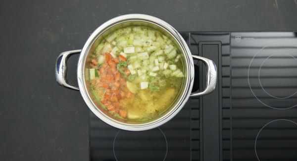 Poner en una olla los guisantes escurridos y enjuagados, las verduras, las patatas, la cebolla y las hojas de orégano. Agregar el caldo, colocar la Tapa Rápida 24 cm y cerrar.