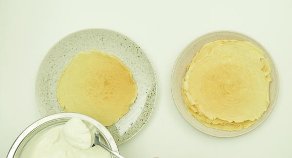 Extender los panqueques y cubrir cada uno de ellos con parte de la masa cremosa. Colocarlos uno encima del otro. Servir la torta de panqueques adornada con el resto de la masa cremosa y las frutas frescas.