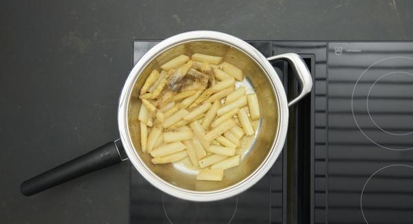 Colocar la HotPan en en el fuego a temperatura máxima. Encender el Avisador, colocarlo en el pomo y girar hasta que se muestre el símbolo de “chuleta”.Cuando el Avisador emita un pitido al llegar a la ventana de “chuleta”, bajar la temperatura e incorporar los espárragos troceados, añadir aceite y sazonar. Freír y remover brevemente. Retirar del fuego y añadir los espárragos con el resto de ingredientes.