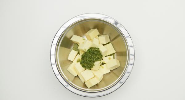 Cortar el tofu en dados, mezclar con la salsa de especias y marinar durante unos 30 minutos.