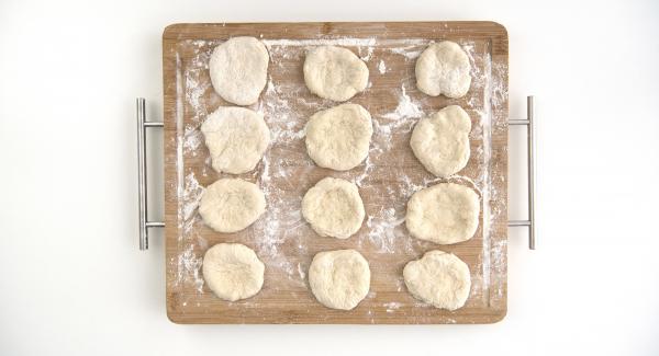 Formar bolas con la masa de pizza. Con las manos, extender la masa dejando los bordes más gruesos. Con un tenedor, pinchar la masa.