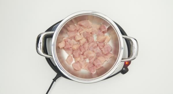 Cuando el Avisador emita un pitido al llegar a la ventana de “chuleta”, bajar temperatura de Navigenio nivel 2 y añadir la carne. Cocinar hasta que alcance la temperatura de 90ºC.