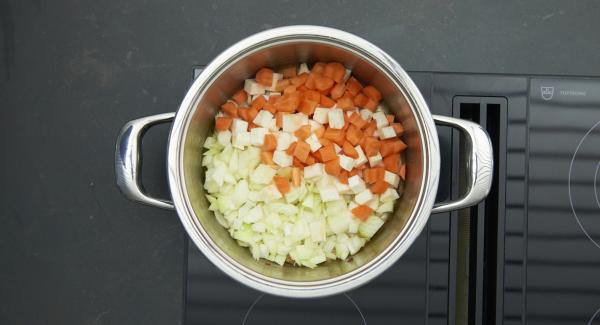 Asar las verduras y las cebollas. Incorporar el tomate concentrado, el vino tinto y la salsa de carne y volver a añadir la carne.