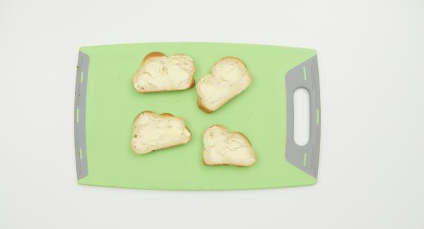 Untar las rebanadas de pan con la mantequilla blanda (a temperatura ambiente) y untar la superficie del bol con un poco de mantequilla.
