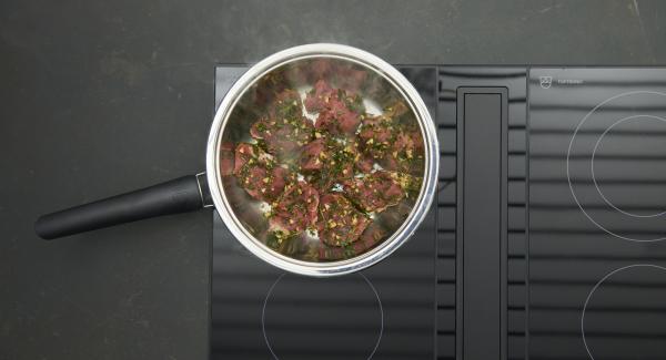 Cuando el Avisador emita un pitido al llegar a la ventana de “chuleta”, bajar la temperatura y añadir la carne. Asar con la ayuda del Avisador hasta que alcance la temperatura de 90ºC.