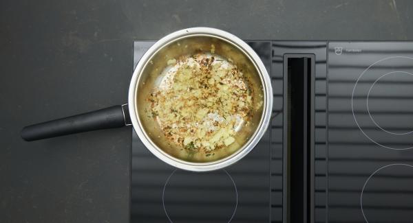 Dar la vuelta a los filetes y asar hasta alcanzar los 90ºC. Retirar los medallones y sazonar con sal. Freír la cebolla, verter el vino de Oporto, el caldo de carne y dejar reducir.