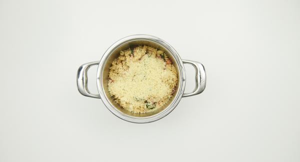 Retirar la Tapa rápida y añadir la crema. Sazonar con pimentón en polvo, sal, pimienta y espolvorear el queso.