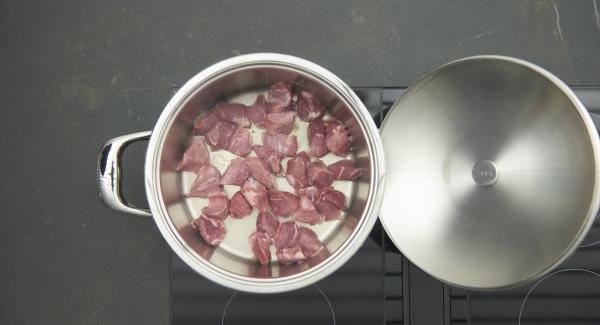 Cuando el Avisador emita un pitido al llegar a la ventana de “chuleta”, bajar la temperatura y asar la carne en dos turnos, primero una mitad y retirar y después la otra mitad. Agregar la mezcla de cebolla y ajo.