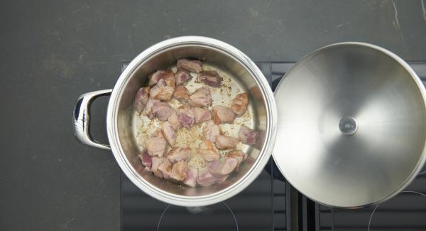 Cuando el Avisador emita un pitido al llegar a la ventana de “chuleta”, bajar la temperatura y asar la carne en dos turnos, primero una mitad y retirar y después la otra mitad. Agregar la mezcla de cebolla y ajo.