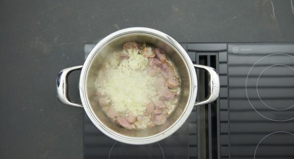 Cuando el Avisador emita un pitido al llegar a la ventana de “chuleta”, bajar la temperatura y asar la carne en dos turnos, primero una mitad y retirar y después la otra mitad. Agregar la mezcla de cebolla y ajo.