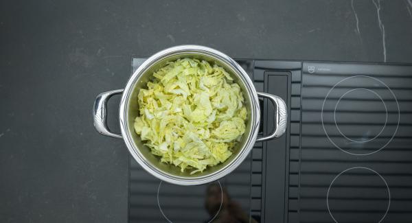 Añadir la col de Saboya y el caldo de verduras. Tapar con la Tapa Rápida.