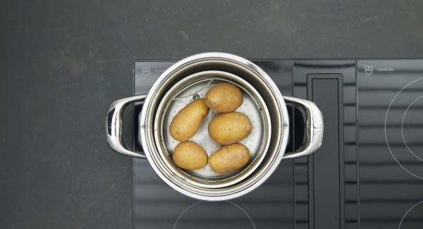 Verter agua (unos 250 ml) en una olla. Colocar las patatas  en la Softiera, introducir en la olla y tapar con la Tapa Rápida.