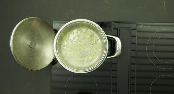 Cuando el Avisador emita un pitido al llegar a la ventana de “chuleta”, bajar la temperatura y asar. Añadir la carne y dejar que se caliente.