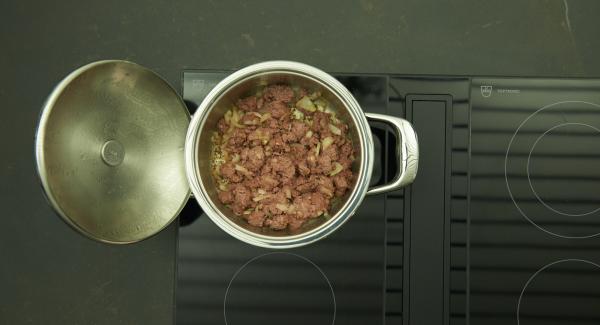 Cuando el Avisador emita un pitido al llegar a la ventana de “chuleta”, bajar la temperatura y asar. Añadir la carne y dejar que se caliente.