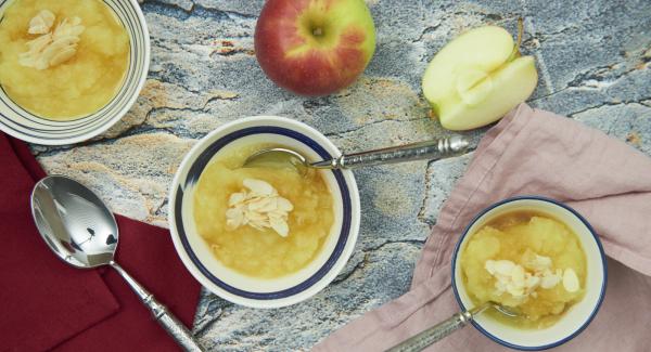 Triturar las manzanas con un batidor eléctrico.