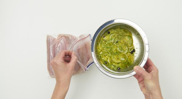 Colocar los filetes de pescado blanco en una bolsa para congelador, incorporar la mezcla del vino y las especias. Dejar marinar en la nevera durante unas 2 horas.