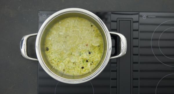 Cuando el Avisador emita un pitido al llegar a la ventana de “verdura”, bajar la temperatura y colocar los filetes de pescado en la olla. Inclinar ligeramente la olla para que el pescado blanco quede cubierto con la marinada.