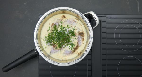 Añadir el pescado a la olla con la salsa picante, bajar el fuego y dejar reposar unos 5 minutos con la tapa puesta, dependiendo del tamaño de los filetes. Sazonar, picar finamente las hojas de eneldo y estragón e incorporarlas.