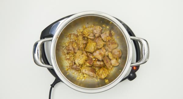 Cuando el Avisador emita un pitido al llegar a la ventana de “chuleta”,  dar la vuelta a la carne y añadir la cebolla, la pasta de jengibre, las especias, los tomates cortados y sazonar. Tapar con la Tapa Rápida.