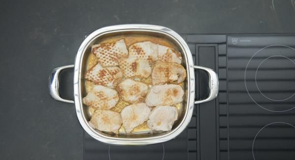 Girar las chuletas y asarlas de nuevo hasta alcanzar la temperatura de 90º con la ayuda del Avisador. Deshojar el perejil y picar finamente.