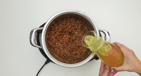 Añadir la mezcla de verduras cortadas, AMC Intenso, los tomates pelados y la salsa de tomate. Añadir también el caldo de carne y las alubias rojas secas.